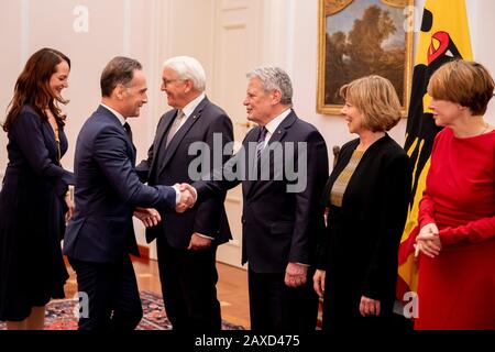 Berlin, Deutschland. Februar 2020. Der Außenminister Heiko Maas (SPD, 2. Von links) und seine Lebensgefährtin Natalia Wörner (l) werden von Bundespräsident Frank-Walter Steinmeier (3. Von rechts), Joachim Gauck, ehemalige Bundespräsidentin Daniela Schadt (2. Von rechts), Begleiterin des früheren Bundespräsidenten Gauck, Und Elke Büdenbender, Ehefrau von Bundespräsident Steinmeier, vor einem Abendessen zu Gauck und anlässlich seines 80. Geburtstags im Schloss Bellevue. Credit: Christoph Soeder / dpa / Alamy Live News Stockfoto