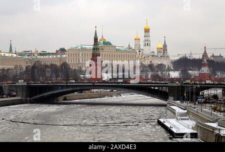 Panorama-Blick auf Moskau von der Brücke zum Moskauer Kreml Stockfoto