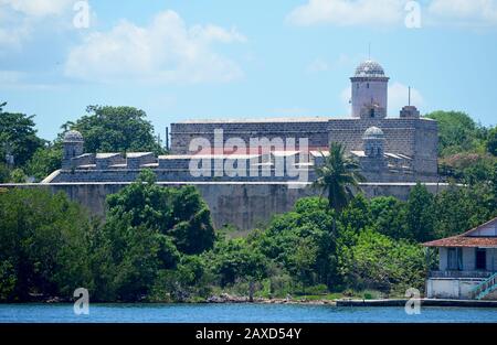 Das Castillo de Jagua, eine Verteidigungsfestung aus dem 18. Jahrhundert, die am Eingang der Cienfuegos-Bucht im Süden Kubas errichtet wurde Stockfoto