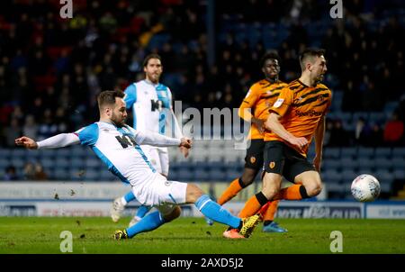 Blackburn Rovers Adam Armstrong (links) hat während des Sky Bet Championship Matches im Ewood Park, Blackburn, einen Schuss aufs Tor geschossen. Stockfoto