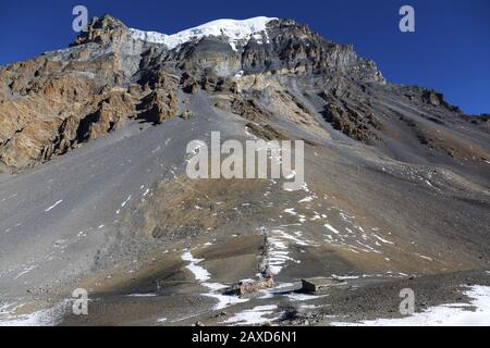 Luftbild Blick Auf Den Berühmten Thorung La Pass, den höchsten Punkt des Berühmten Annapurna Circuit Wandertouren in den Bergen des Himalaya im Nepal Stockfoto