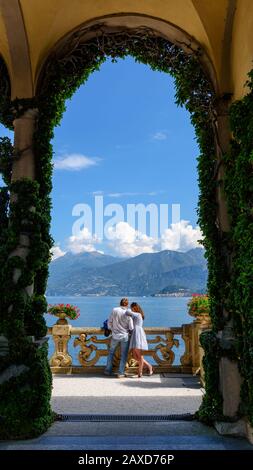 Lenno, ITALIEN - 8. SEPTEMBER 2018: Liebespaar mit Blick auf den Comer See von einer Terrasse der berühmten Villa del Balbianello in Italien. Stockfoto