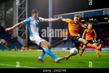 Blackburn Rovers' Stewart Downing (links) und Callum Elder Battle von Hull City um den Ball während des Sky Bet Championship Matches im Ewood Park, Blackburn. Stockfoto