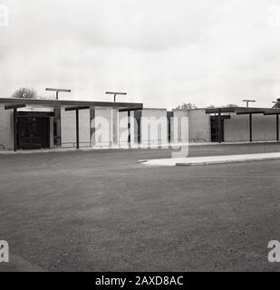 1960er Jahre, historisch, Außenfassade eines neuen einstöckigen Flügels des Brook General Hospital, South London, England, eine Unfall- und Notfallabteilung. Das Bild zeigt den Bereich, in dem Krankenwagen Patienten entführten. Stockfoto