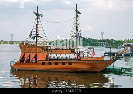Motorsportboot zu einem alten Segel-Piratenschiff umgebaut Stockfoto