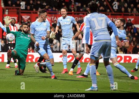 London, Großbritannien. Februar 2020. Liam Cooper von Leeds United (R) erzielt das erste Tor seines Teams. EFL Skybet Meisterschaftsspiel, Brentford gegen Leeds Udd im Griffin Park-Stadion in London am Dienstag, 11. Februar 2020. Dieses Bild darf nur für redaktionelle Zwecke verwendet werden. Nur redaktionelle Nutzung, Lizenz für kommerzielle Nutzung erforderlich. Keine Verwendung bei Wetten, Spielen oder einer einzelnen Club-/Liga-/Spielerpublikationen. PIC von Steffan Bowen/Andrew Orchard Sportfotografie/Alamy Live News Credit: Andrew Orchard Sportfotografie/Alamy Live News Stockfoto