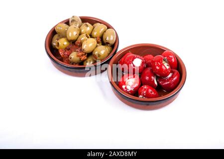 Oliven und gefüllte Paprika in einem spanischen Terrakotta-Gericht Stockfoto