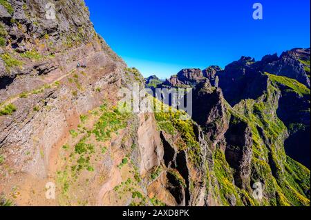 Schöner Wanderweg von Pico do Arieiro nach Pico Ruivo, Insel Madeira. Fußweg PR1 - Vereda do Areeiro. Am sonnigen Sommertag über den Wolken. Por Stockfoto