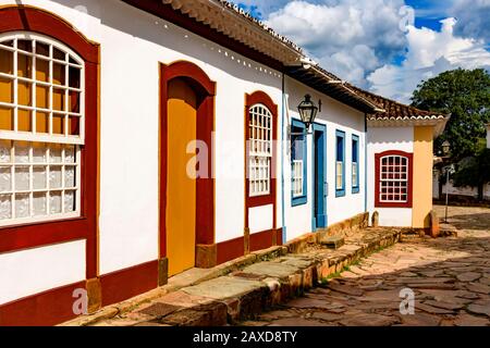 Gepflasterte Straße aus Stein in der historischen Stadt Tiradentes in Minas Gerais mit ihren alten Häusern in kolonialer Architektur Stockfoto