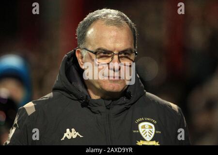 London, Großbritannien. Februar 2020. Leeds United Manager Marcelo Bielsa sieht weiter. EFL Skybet Meisterschaftsspiel, Brentford gegen Leeds Udd im Griffin Park-Stadion in London am Dienstag, 11. Februar 2020. Dieses Bild darf nur für redaktionelle Zwecke verwendet werden. Nur redaktionelle Nutzung, Lizenz für kommerzielle Nutzung erforderlich. Keine Verwendung bei Wetten, Spielen oder einer einzelnen Club-/Liga-/Spielerpublikationen. PIC von Steffan Bowen/Andrew Orchard Sportfotografie/Alamy Live News Credit: Andrew Orchard Sportfotografie/Alamy Live News Stockfoto