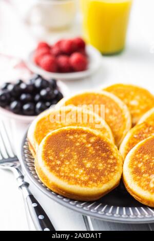 Süße hausgemachte Pfannkuchen auf dem Teller. Stockfoto