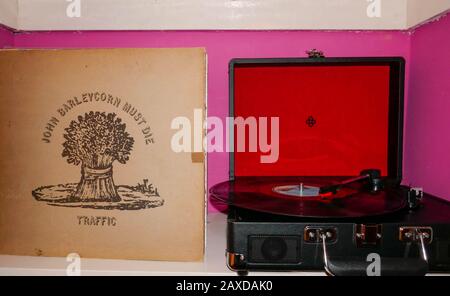 Vintage-Plattenspieler mit Schallplatten Stockfoto