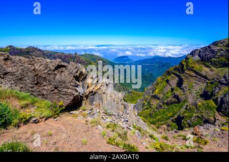 Schöner Wanderweg von Pico do Arieiro nach Pico Ruivo, Insel Madeira. Fußweg PR1 - Vereda do Areeiro. Am sonnigen Sommertag über den Wolken. Por Stockfoto