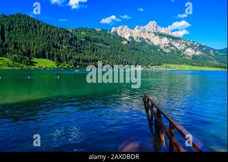 Haldensee - schöner See im Tannheimer Tal mit Bergkulisse - Alpen, Tyrol, Österreich, Europa Stockfoto