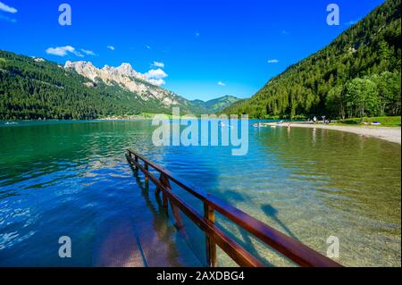 Haldensee - schöner See im Tannheimer Tal mit Bergkulisse - Alpen, Tyrol, Österreich, Europa Stockfoto
