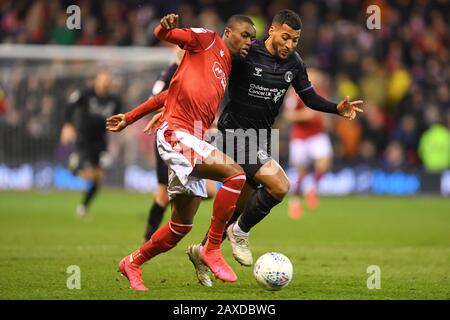 Nottingham, ENGLAND - 11. FEBRUAR Adama Diakhaby (14.) aus Nottingham Forest kämpft mit David Davies (27.) von Charlton während des Sky Bet Championship Matches zwischen Nottingham Forest und Charlton Athletic am City Ground, Nottingham am Dienstag, 11. Februar 2020. (Kredit: Jon Hobley / MI News) Foto darf nur für redaktionelle Zwecke in Zeitungen und/oder Zeitschriften verwendet werden, Lizenz für kommerzielle Nutzung erforderlich Credit: MI News & Sport /Alamy Live News Stockfoto