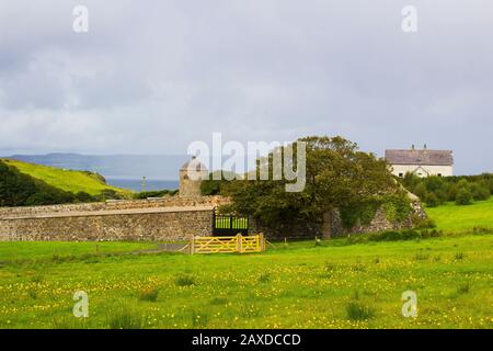 Hütten der Landarbeiter neben dem ummauerten Garten an Mussenden Haus auf dem Downhill Demesne an der Nordküste der Grafschaft Londonderry in Nordirland Irel Stockfoto