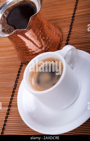 Tasse Kaffee in einer Cezve serviert Stockfoto