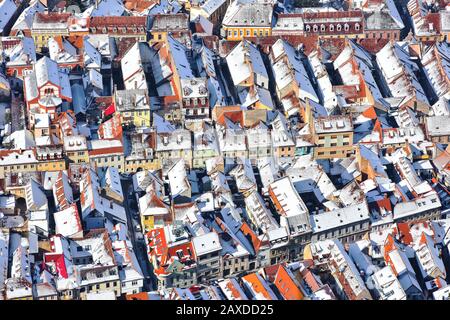 Brasov Dächer im Winter von Mountain Tampa, Siebenbürgen, Rumänien Stockfoto