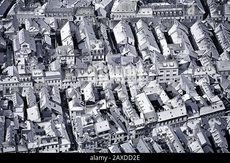 Brasov Dächer im Winter von Mountain Tampa, Siebenbürgen, Rumänien. Schwarz-Weiß-Bild. Stockfoto