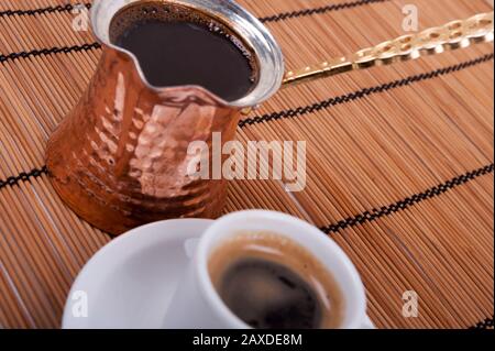 Tasse Kaffee in einer Cezve serviert Stockfoto