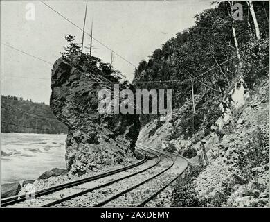 Ein Souvenir der Niagarafälle mit Blick Auf Die Niagarafälle Und ihre Umgebung. Die BRÜCKEN flCR9S3 DIE QORCE RT SUSFCMSIOM-BRÜCKE Der obige Schnitt stellt zwei Modelle u slcul 111 Idncs whicli span den Niiigai A G.UKE unter .Suspejisi.in liild^o dar. Der Stahl ist der Vordenk. Die andere Tlie sinsle-aich Stahl hruiyu von Tlie Grand Trunk KaiKvay, replaciiij! Tiie nrst briiiae across tlie chasm d Suspension Hrilije foin whirh the] Lire leitet seinen Namen ab. Die Ingenieure in B. iildina, der cm Snspensi ui Lindre Ausleger des Michigan Central Kailro..d und der Wond Stockfoto