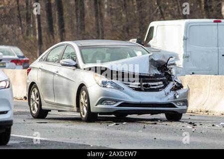 Autounfall auf der Autobahn am Tag niemand Verkehr Stockfoto