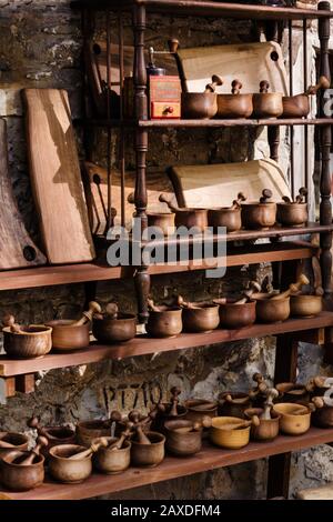 Aus Holz gefertigte küchenartikel auf Regalen, die auf dem Markt alter Straßen europäischer Städte verkauft werden. Selektive Fokussierung von Schalen mit Löffeln und Tellern Stockfoto