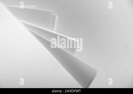 Mehrere Stapel Whitepaper auf weißem Hintergrund Stockfoto