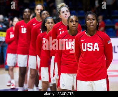 Belgrad, Serbien. Februar 2020. Das Team der USA posiert für die Nationalhymne. Kredit: Nikola Krstic/Alamy Live News Stockfoto