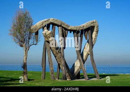 Skulptur eines Herzens aus Stein und Holz mit Meer und einem Schiff auf dem Hintergrund. Symbol der Liebe, passt für Valentinstag. Charles Clore Park in Tel Aviv. Stockfoto