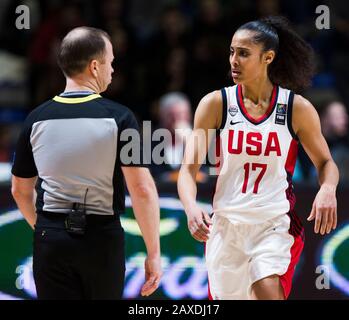 Belgrad, Serbien. Februar 2020. Skylar Diggins aus den USA spricht mit dem Schiedsrichter. Kredit: Nikola Krstic/Alamy Live News Stockfoto