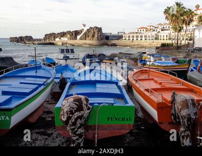 Bunte blaue Boote in Ruhe im Hafen von Camara De Lobos, Madeira, Portugal, Europäische Union Stockfoto