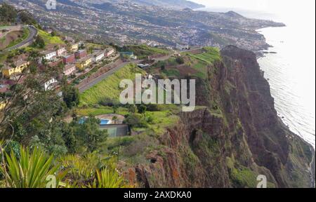 Blick vom Cabo Giro (Glasplattform) an der Atlantikküste Madeiras, Portugal, Europäische Union Stockfoto