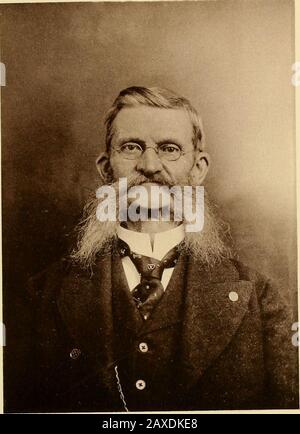 Geschichte der Grafschaften allen und Woodson, Kansas: Verschönert mit Porträts bekannter Persönlichkeiten dieser Grafschaften, mit Biografien unserer repräsentativen Bürger, Einschnitten öffentlicher Gebäude und einer Karte der einzelnen Bezirke. E zuerst in Fort Scott gelegen, das damals nur ein Militär-Gairison war. Und untergliedert ging er nach Mapleton. Bourbon County, wo er lebte, als der Civilvrar ausbrach. Er nahm als Antwort auf die Aufforderung an, dass Männer neunzigtägig dienen sollten, und später enlis+ed für drei Jahre als Memebr der neunten Kansascavalerie, die in der westlichen Abteilung, Tlie First Tlie First Two Years, tätig war Stockfoto