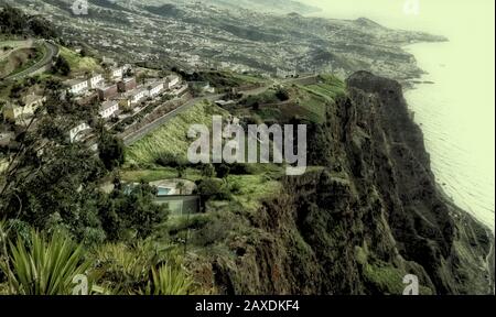 Blick vom Cabo Giro (Glasplattform) an der Atlantikküste Madeiras, Portugal, Europäische Union Stockfoto