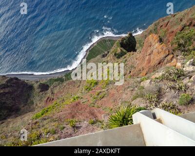 Blick vom Cabo Giro (Glasplattform) an der Atlantikküste Madeiras, Portugal, Europäische Union Stockfoto