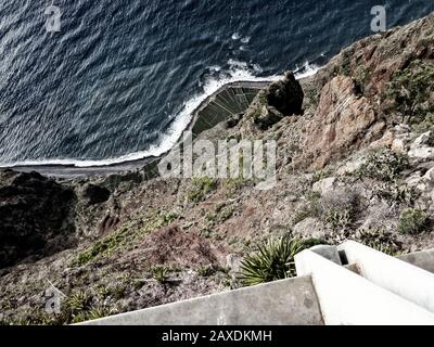 Blick vom Cabo Giro (Glasplattform) an der Atlantikküste Madeiras, Portugal, Europäische Union Stockfoto