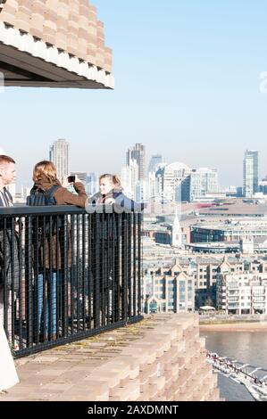 Touristen, die Fotos von dieser Selve vor dem Blick auf London von der Sichtebene des Blavatnik Building in Tate modern machen. Stockfoto