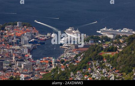 Bergen, NORWEGEN - Luftbild der Stadt Bergen und Kreuzfahrtschiffe im Hafen von Vågen. Stockfoto