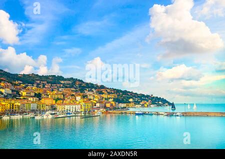 Dorf Porto Santo Stefano, Hafenblick, italienisches Reiseziel. Monte Argentario, Toskana, Italien. Stockfoto