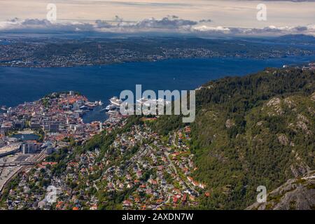 Bergen, NORWEGEN - Luftbild der Stadt Bergen und Hafen. Stockfoto