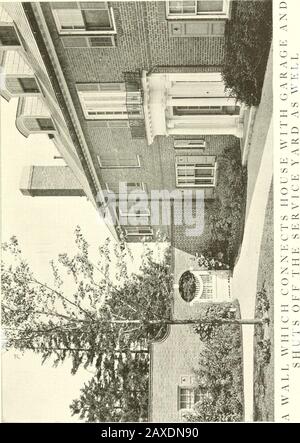 Das bewohnbare Haus, sein Garten und so etwas wie die Positionierung des Ofens, so dass das fertige Haus nicht mit einem Kohlefenster zu erkennen ist, das nur durch den Blumengarten zugänglich ist, eine Garage, die den bestmöglichen Ausblick von den Wohnraumfenstern bietet. Neunmal von zehn auf einem Platz, der zu klein für die Vorsehung ist, um die Garage und die Nebengebäude abseits der Sehenswürdigkeiten vom Haus zu verstauen, werden sich diese Gebäude günstig in der Nähe des Küchenflügels gruppieren. Sie bilden sogar einen Teil derselben Struktur, indem sie solche Verbindungsmerkmale wie Traubenäste oder Trellis oder den von ihr missgebrauchten pergo verwenden Stockfoto