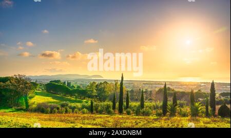 Maremma Sonnenuntergang Panorama. Landschaft, Meer und Insel Elba am Horizont bei Sonnenuntergang. San Vinczo, Toskana, Italien. Stockfoto