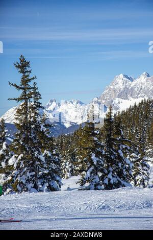 Schöner Blick auf das österreichische Skigebiet, die Dachsteinregion, die Alpen Stockfoto