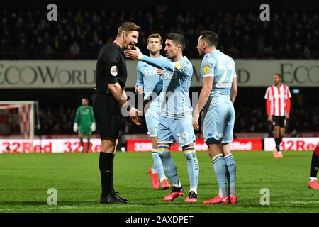 Brentford, Großbritannien. Februar 2020. Pablo Hernández von Leeds im Gespräch mit dem Schiedsrichter Robert Jones beim Sky Bet Championship Match zwischen Brentford und Leeds United im Griffin Park, London am Dienstag, 11. Februar 2020. (Kredit: Ivan Yordanov/MI News)Foto darf nur für redaktionelle Zwecke in Zeitungen und/oder Zeitschriften verwendet werden, Lizenz für kommerzielle Nutzung erforderlich Kredit: MI News & Sport /Alamy Live News Stockfoto