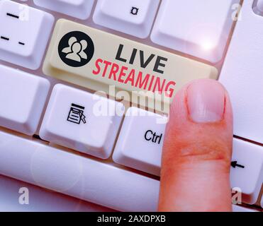 Konzeptionelles Handschreiben mit Live Streaming. Konzept bedeutet, dass Medien gleichzeitig in Echtzeit aufgezeichnet und übertragen werden Stockfoto
