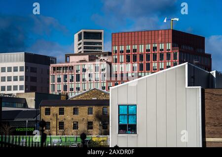 Kings Cross Development - verschiedene Büro- und Wohngebäude rund um die Granary Square Sanierung hinter Kings Cross Station London. Stockfoto