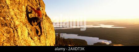 Mann, der einen Berg hinauf klettert, Rockchuck Peak, Grand Teton National Park, Wyoming, USA Stockfoto