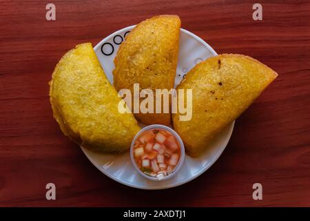 Typisch kolumbianische Empanadas, serviert mit Chili- und Tatara-Sauce, Bogotá Kolumbien, 11. Februar 2020 Stockfoto